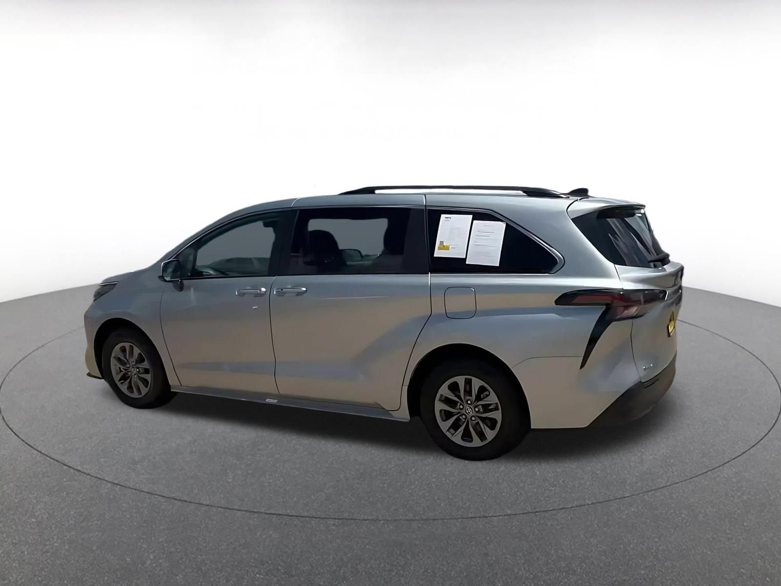 Used 2025 Toyota Sienna XLE FWD image 9