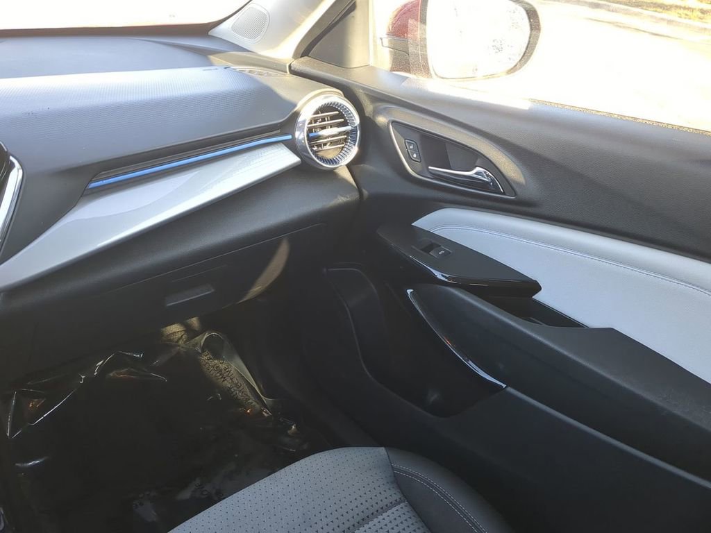 Used 2025 Chevrolet Trax LT w/ LT Convenience Package image 17