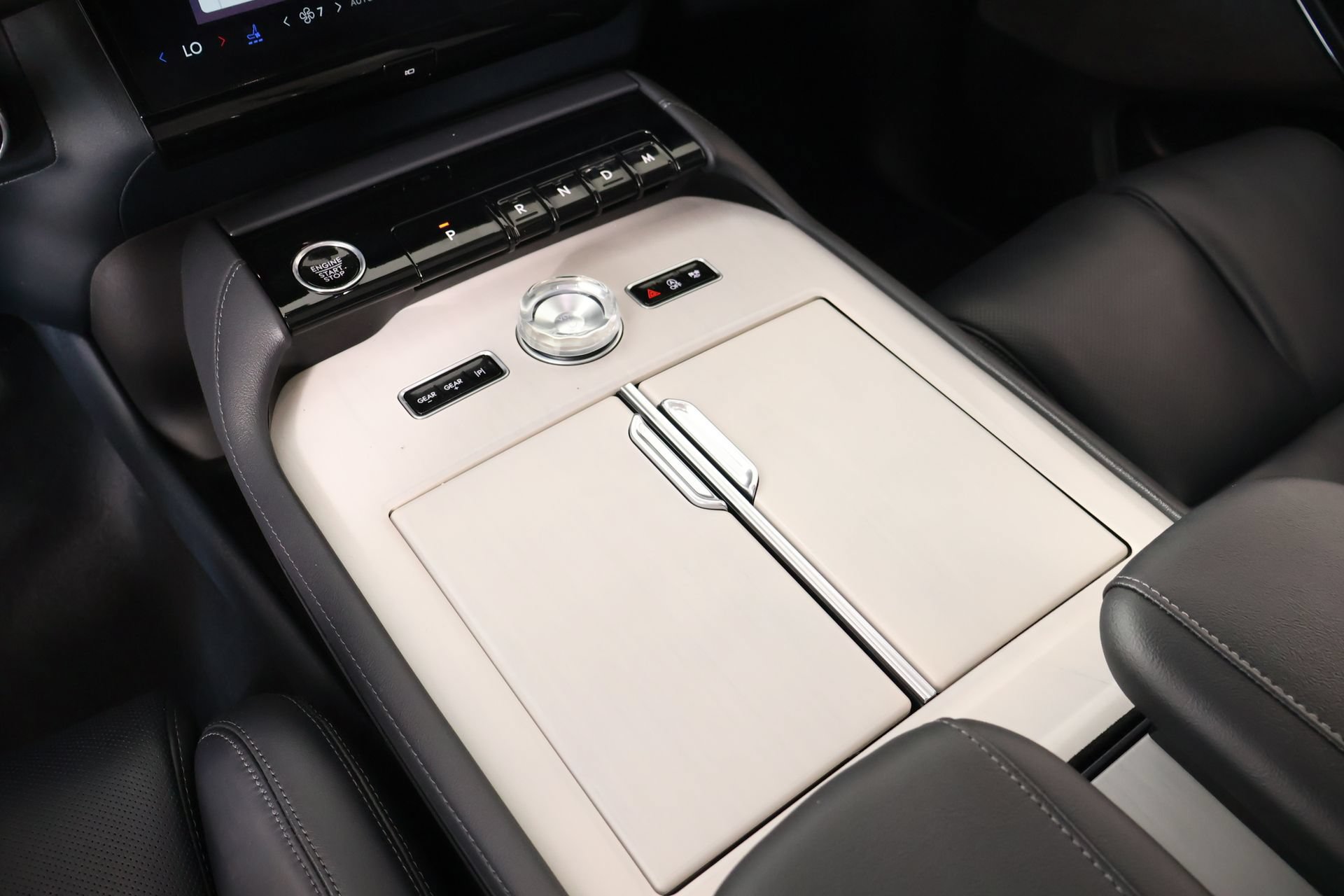 New 2025 Lincoln Navigator Reserve AWD/4WD image 9
