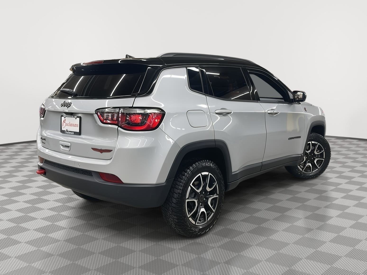 Used 2025 Jeep Compass Trailhawk image 4