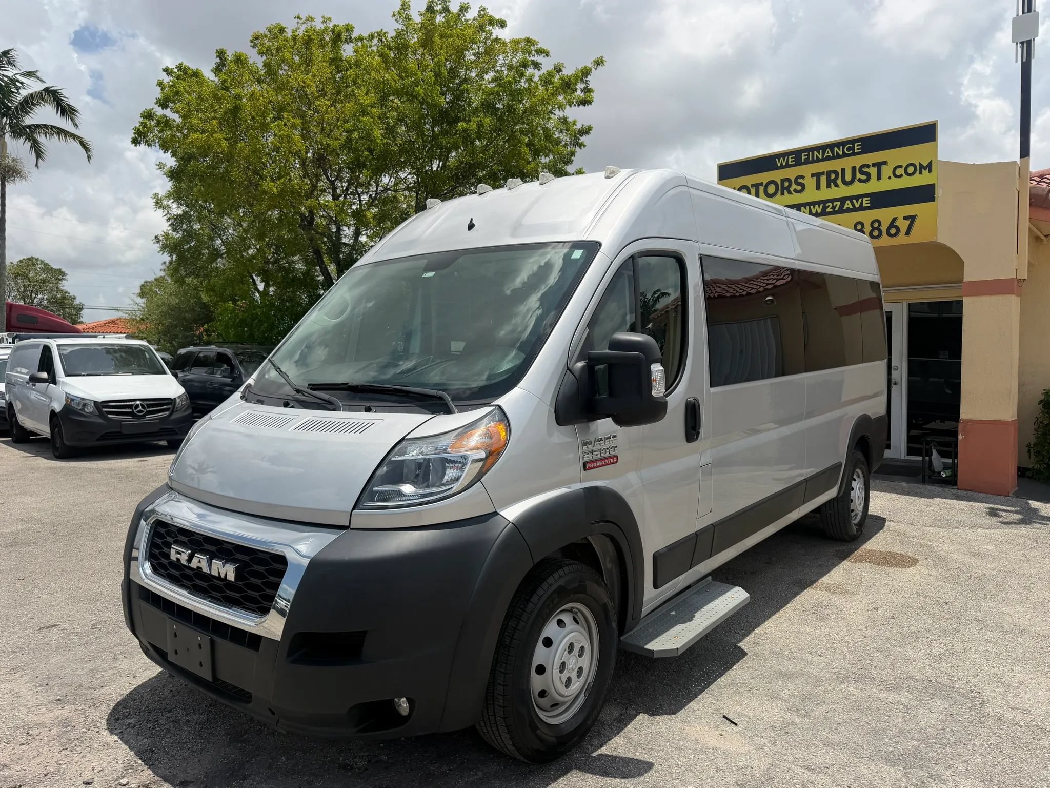 Used 2020 RAM ProMaster 2500 w/ Premium Appearance Group FWD image 2