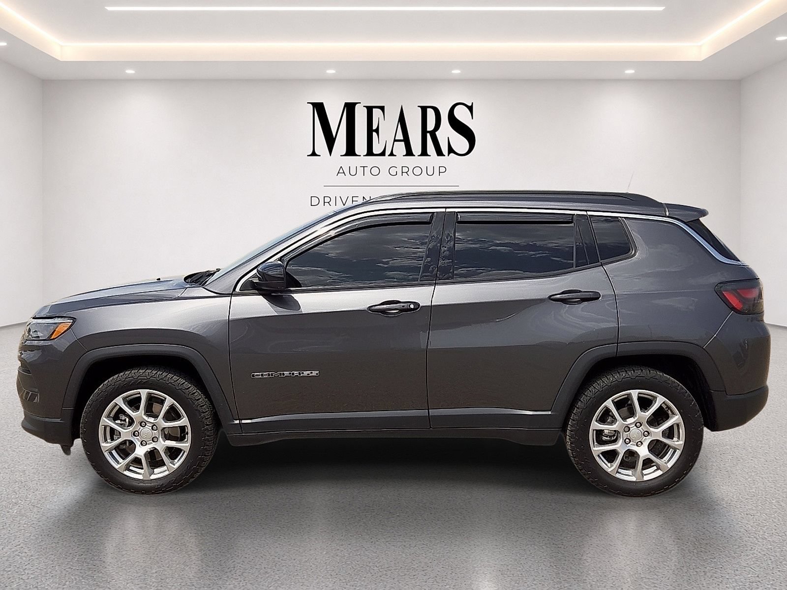Used 2023 Jeep Compass Latitude w/ Sun and Sound Group AWD/4WD image 2