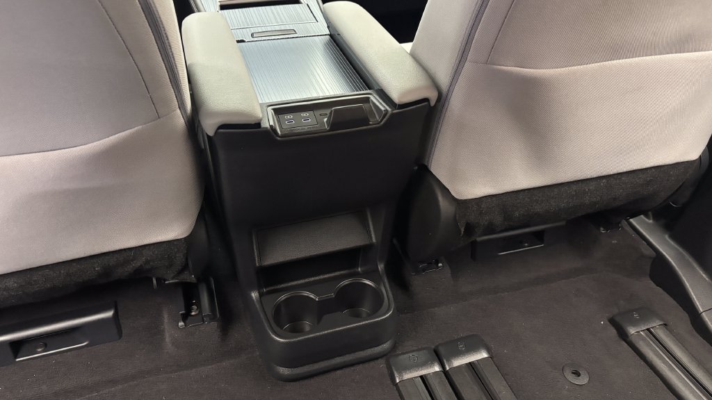 Used 2025 Toyota Sienna LE FWD image 33