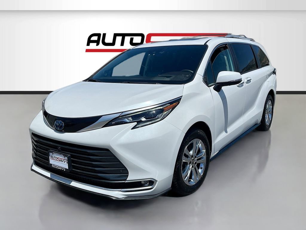 Used 2024 Toyota Sienna Platinum AWD/4WD image 3