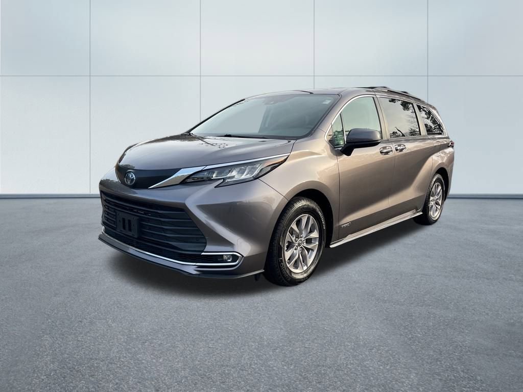 Used 2021 Toyota Sienna XLE image 2