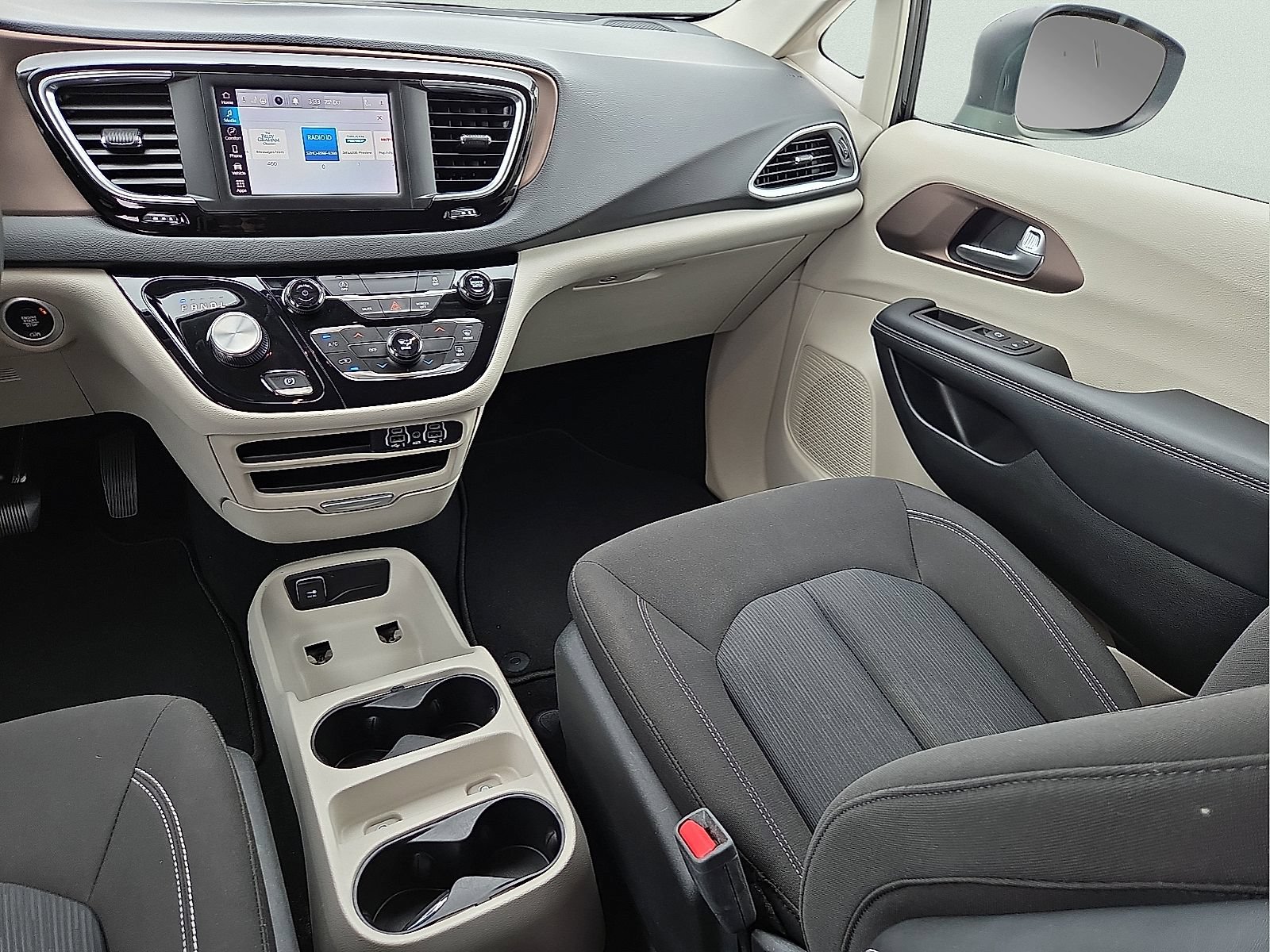 Used 2023 Chrysler Voyager LX FWD image 13