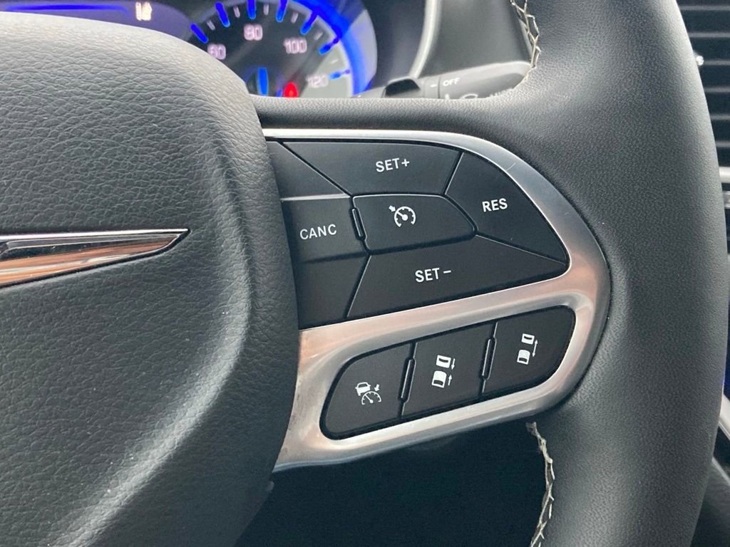 Used 2025 Chrysler Pacifica Select FWD image 18