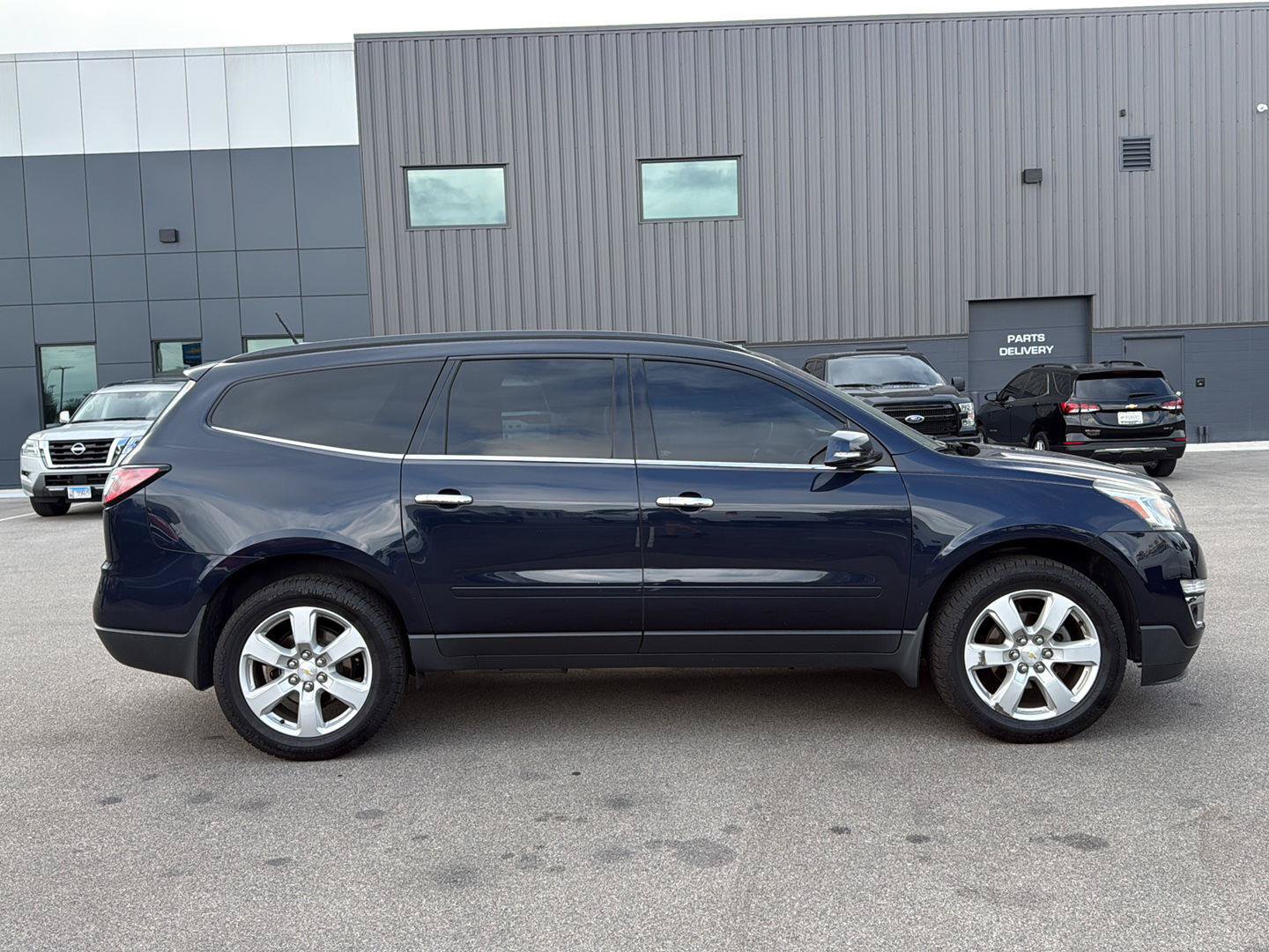 Used 2017 Chevrolet Traverse LT w/ Style and Technology Package FWD image 2