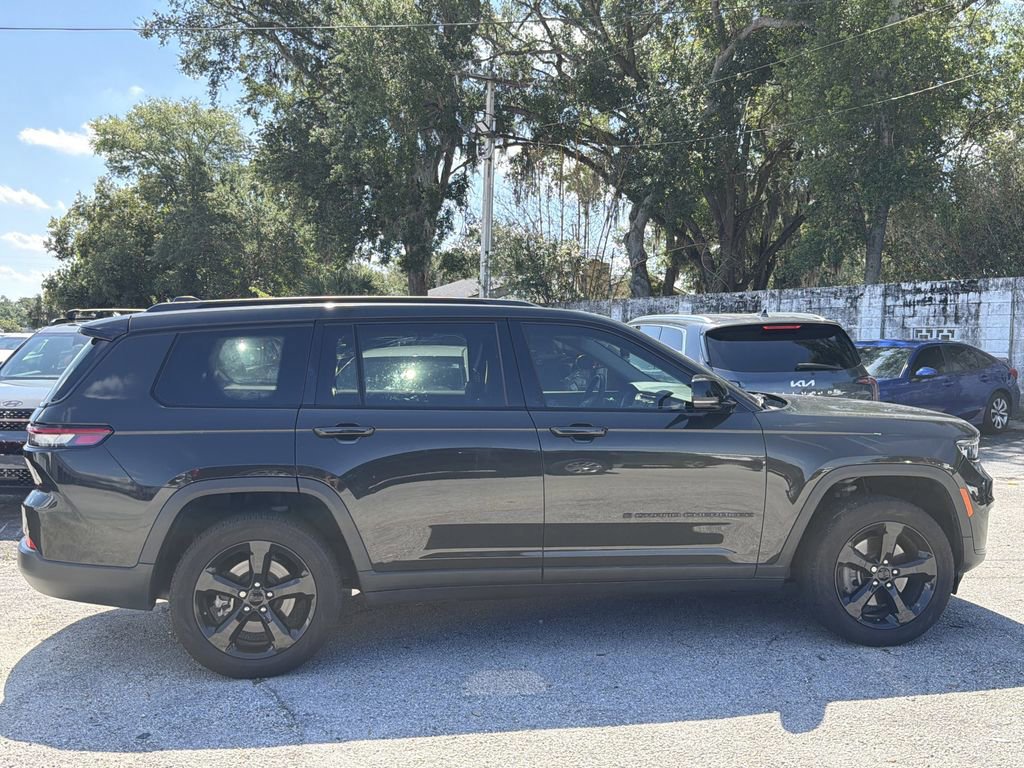 Used 2022 Jeep Grand Cherokee L Limited w/ Black Appearance Package AWD/4WD image 12