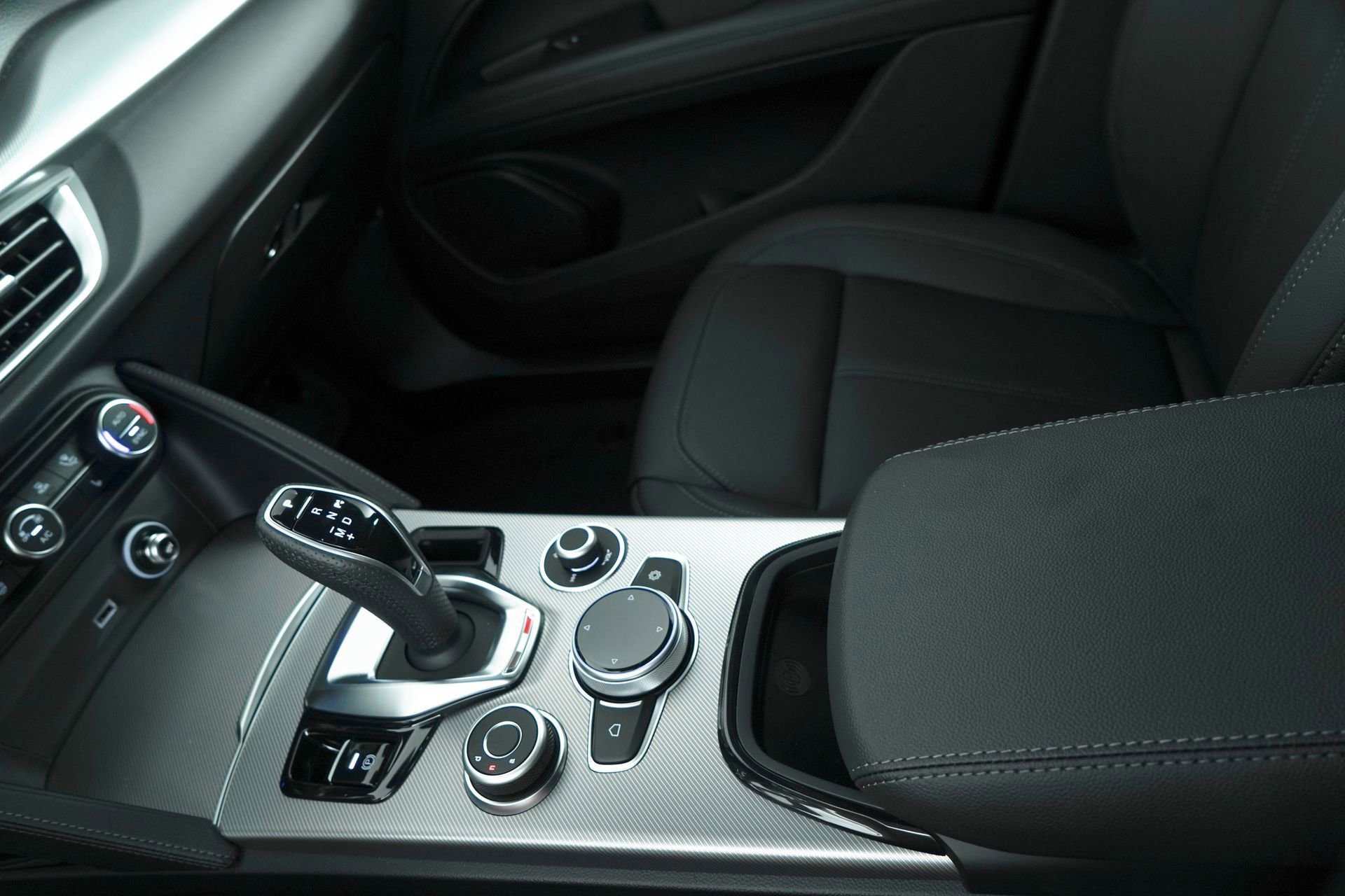 New 2025 Alfa Romeo Stelvio Sprint AWD/4WD image 30