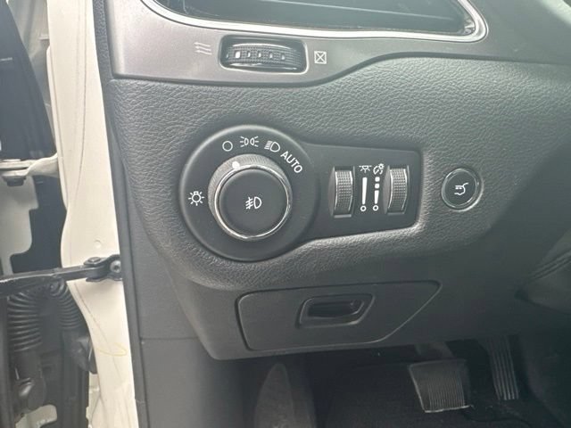 Used 2019 Jeep Cherokee Overland w/ Technology Group AWD/4WD image 8