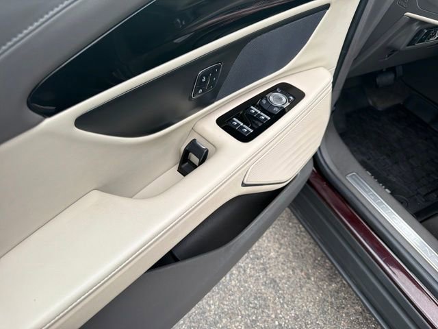 Used 2024 Lincoln Nautilus Premier image 16