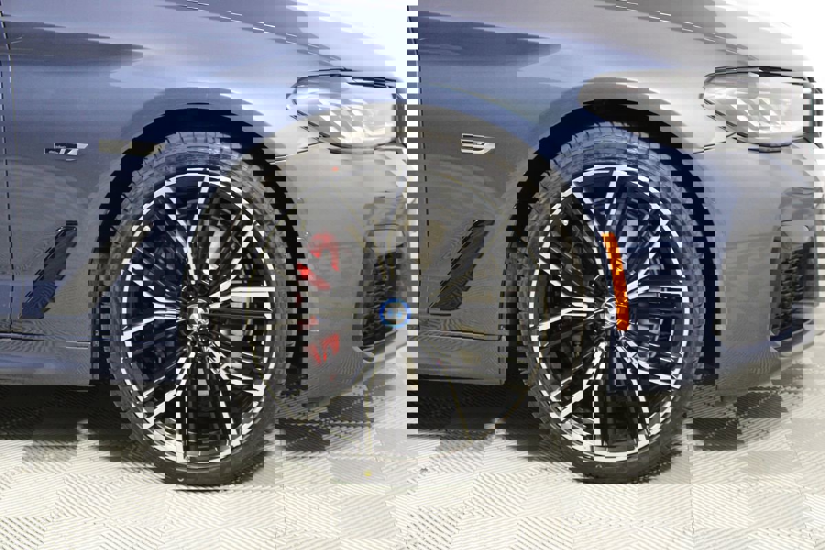 Used 2023 BMW 530e w/ M Sport Package image 23