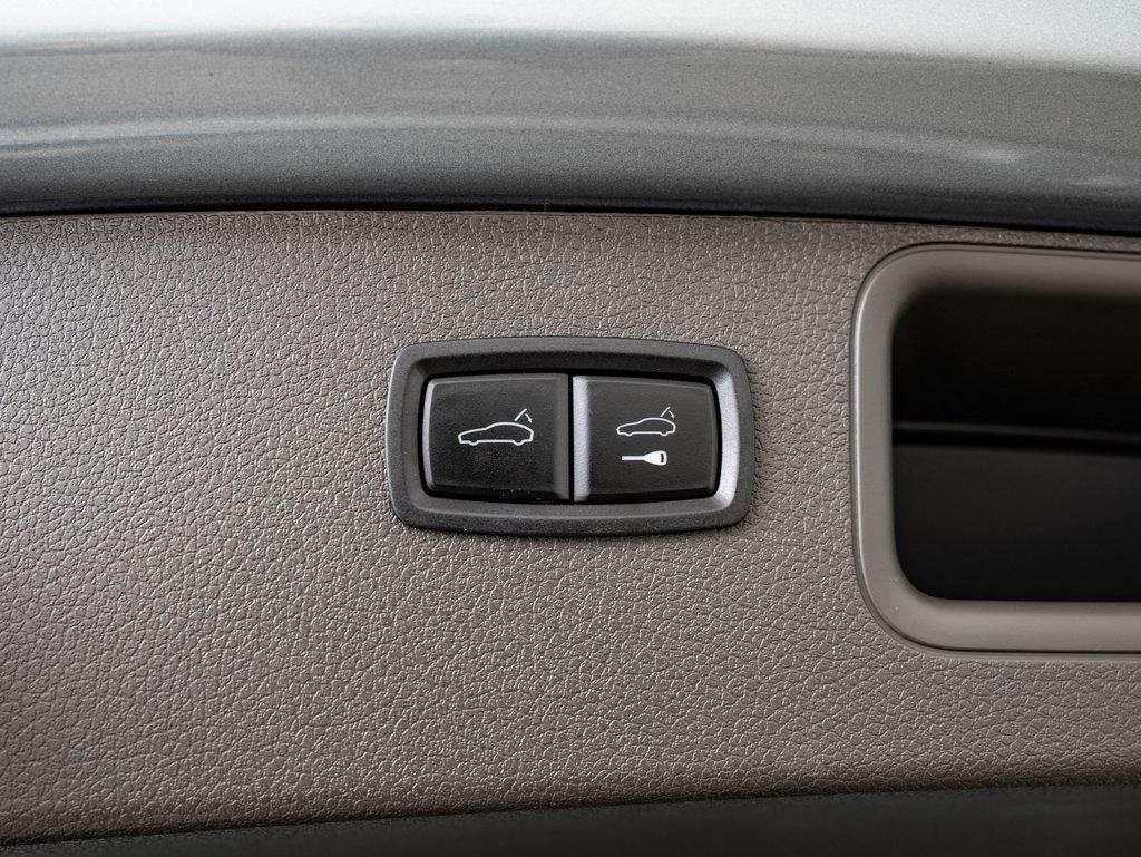 Certified 2025 Porsche Macan AWD/4WD image 21