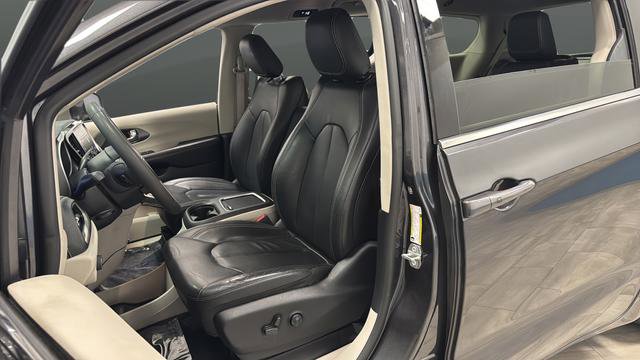 Used 2022 Chrysler Pacifica Touring-L FWD image 9