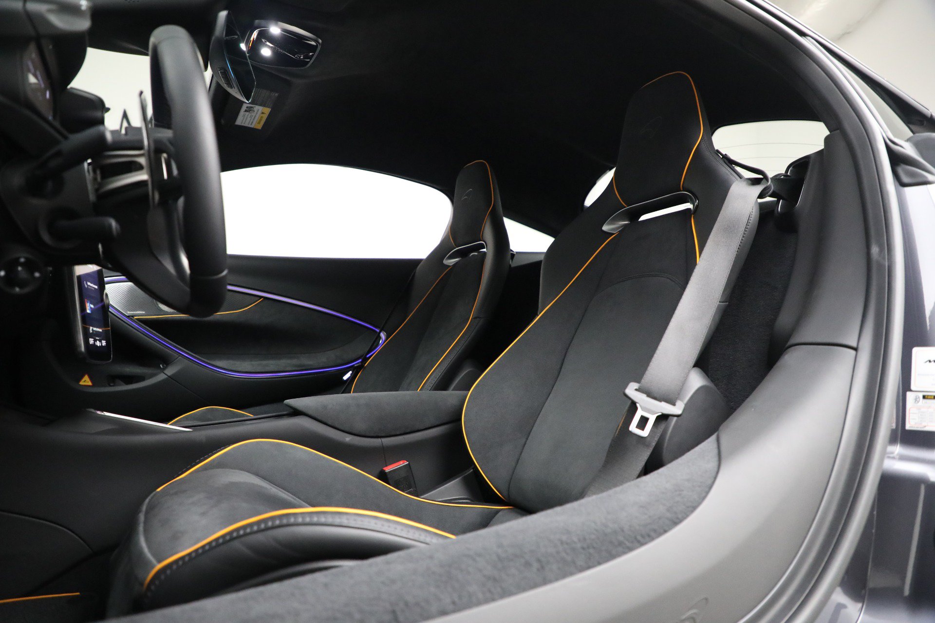 Used 2024 McLaren Artura RWD image 21