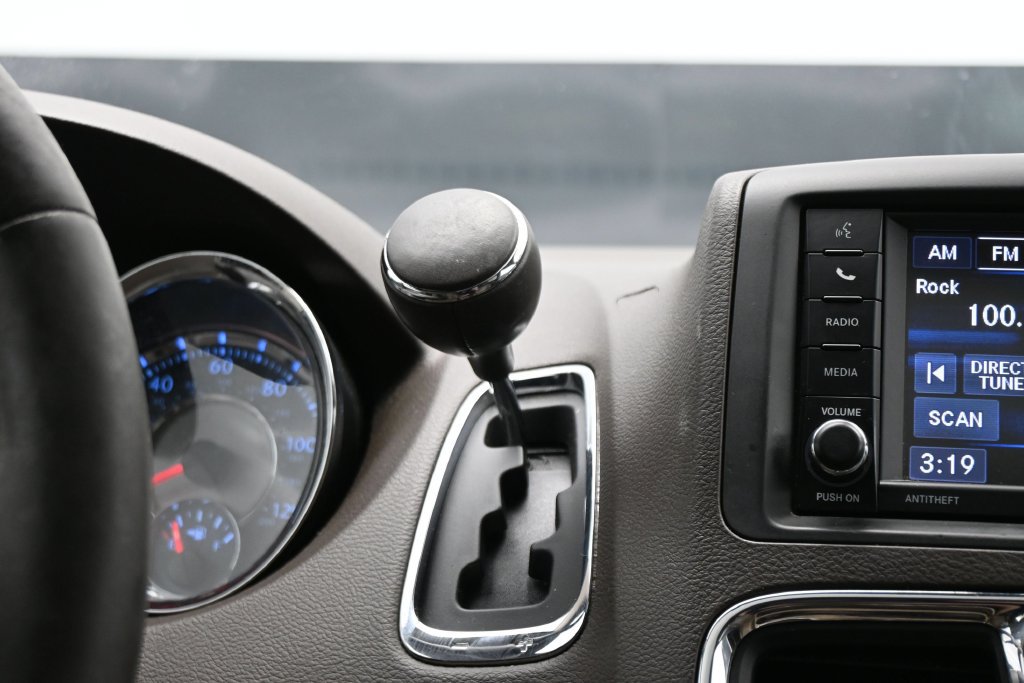 Used 2016 Chrysler Town & Country Touring-L FWD image 21