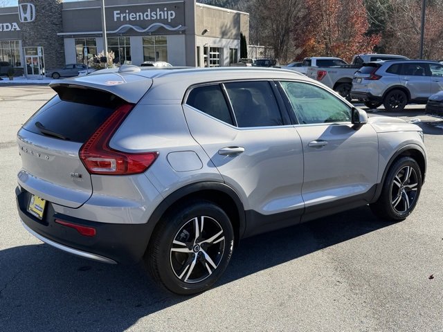 Used 2023 Volvo XC40 B5 Plus image 5