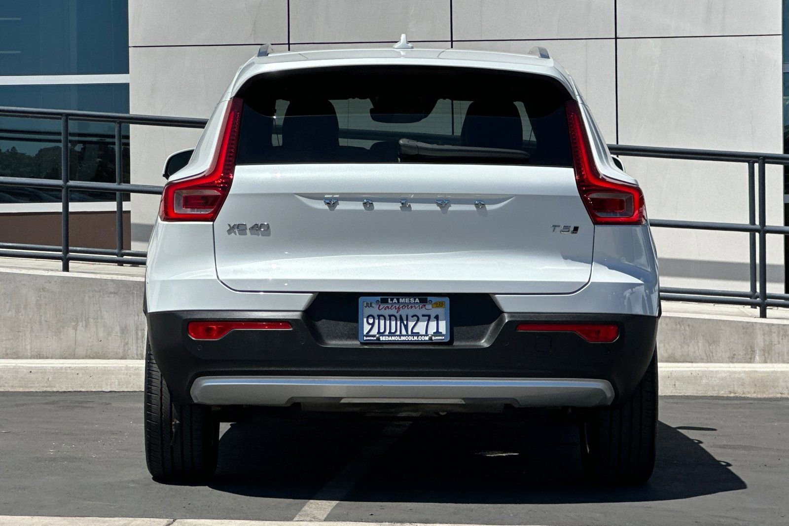 Used 2022 Volvo XC40 T5 Momentum image 4