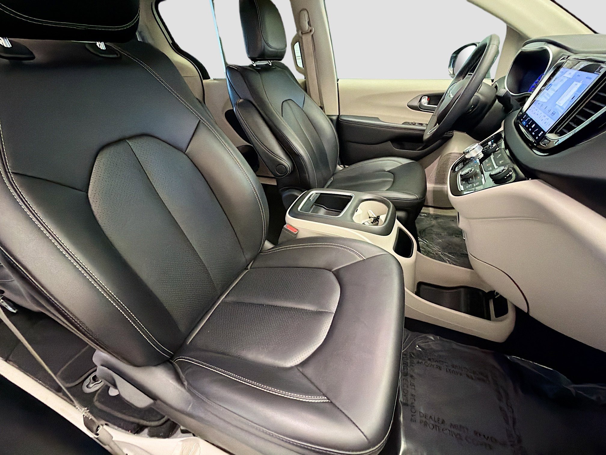 Used 2024 Chrysler Pacifica Touring-L image 15