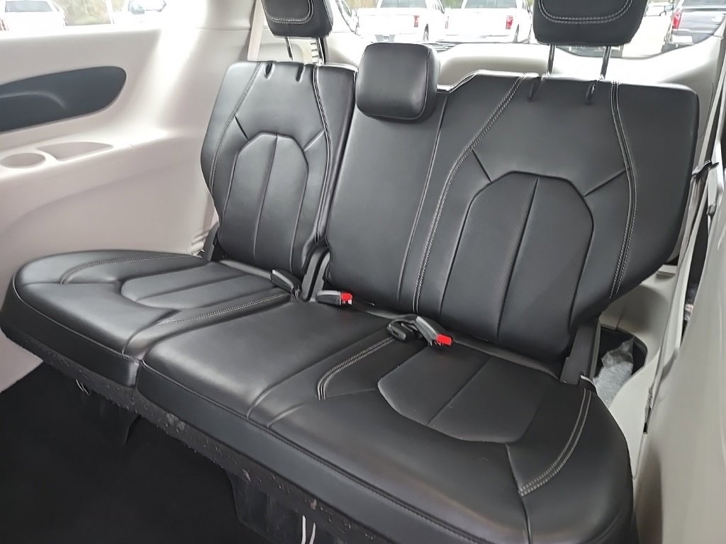 Used 2024 Chrysler Pacifica Touring-L image 25