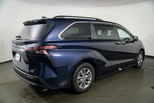 Used 2024 Toyota Sienna XLE FWD image 8