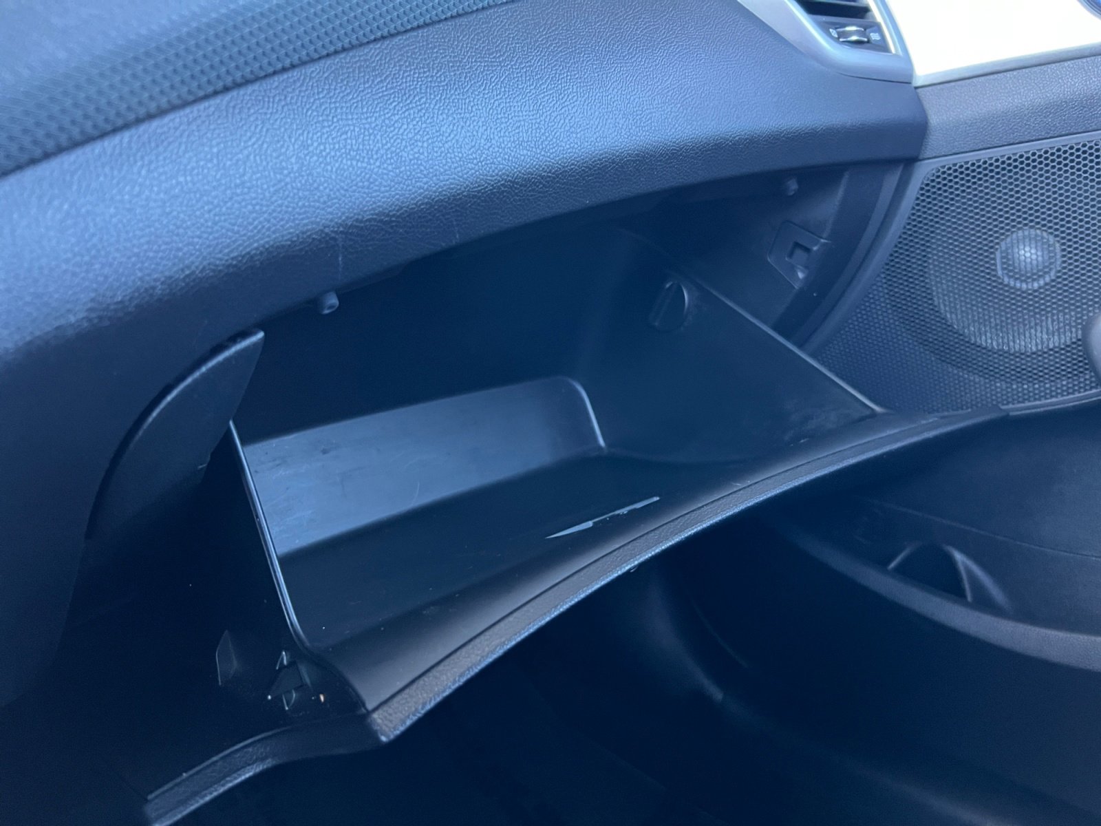 Used 2017 Hyundai Veloster Value Edition image 21