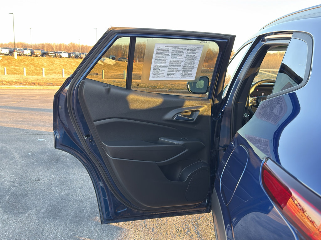Used 2024 Chevrolet Trax LT w/ Sunroof Package image 34