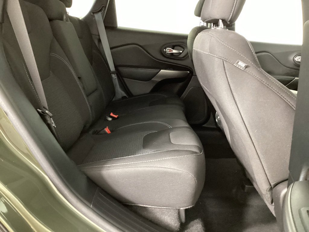 Used 2019 Jeep Cherokee Latitude w/ Cold Weather Group AWD/4WD image 25