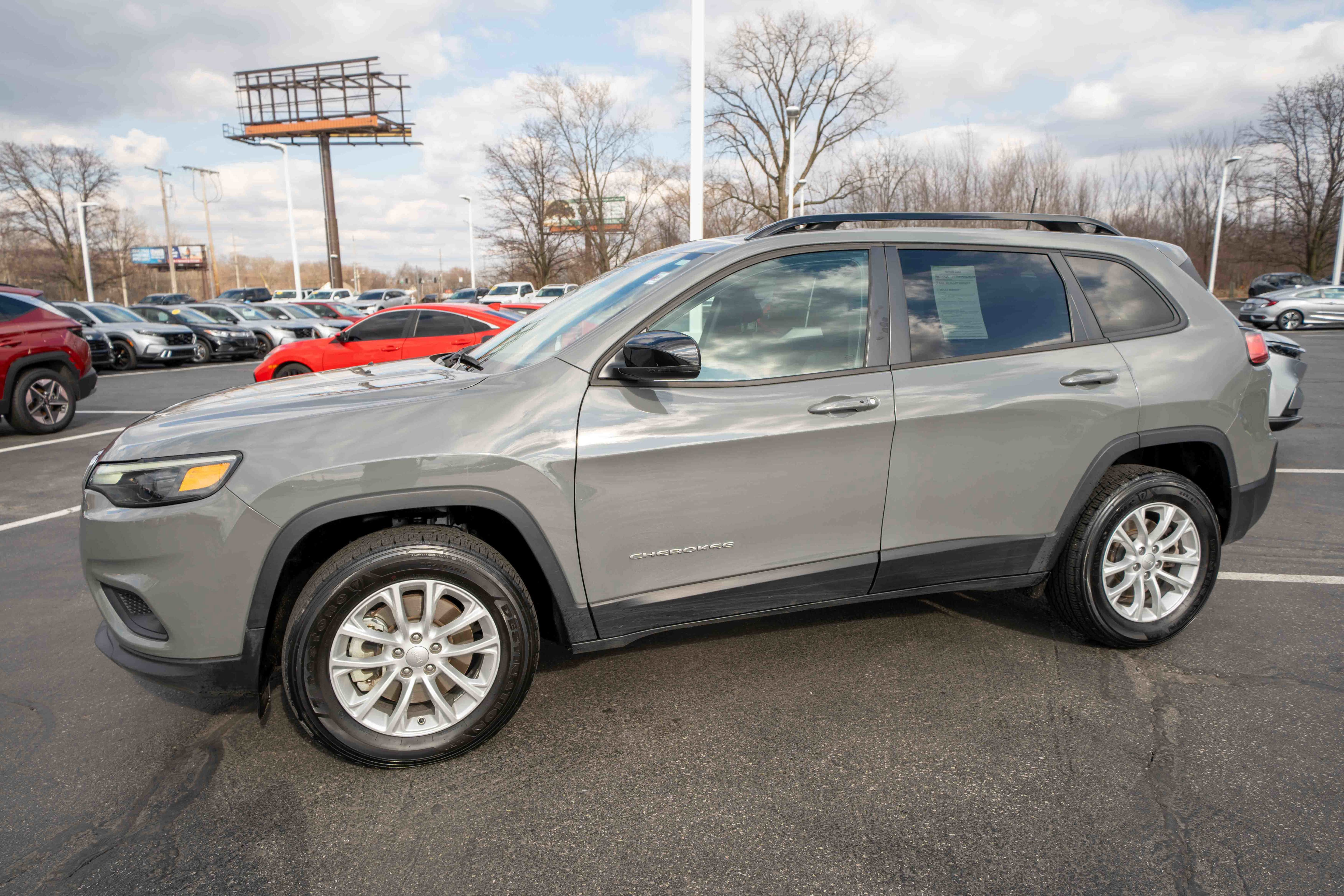 Used 2022 Jeep Cherokee Latitude Lux image 3