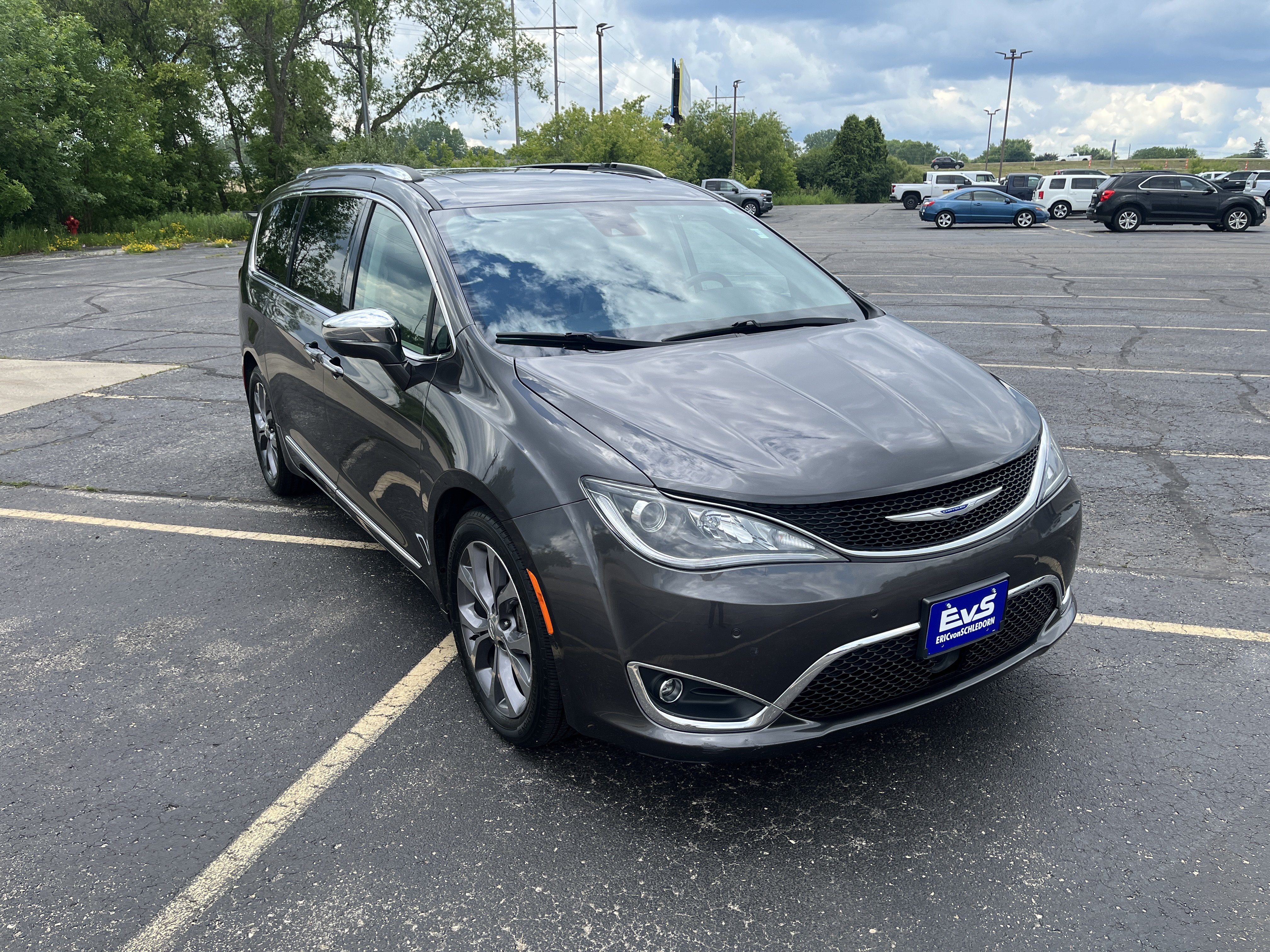 Used 2019 Chrysler Pacifica Limited w/ Tire & Wheel Group FWD image 8