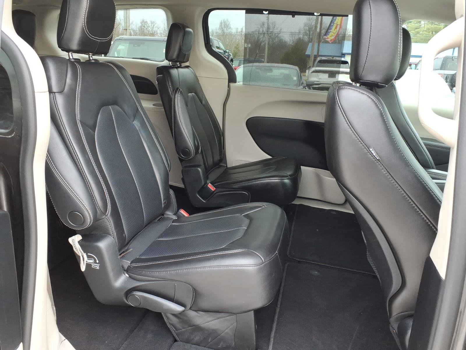 Used 2023 Chrysler Pacifica Touring-L image 9