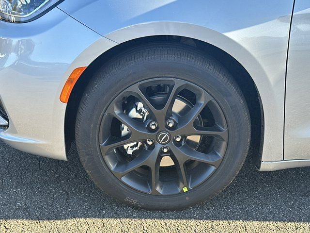 New 2026 Chrysler Pacifica Limited image 11