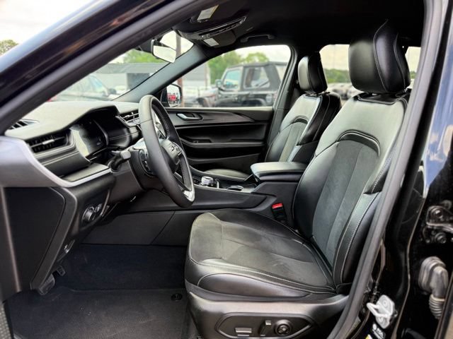 Used 2025 Jeep Grand Cherokee Altitude AWD/4WD image 12