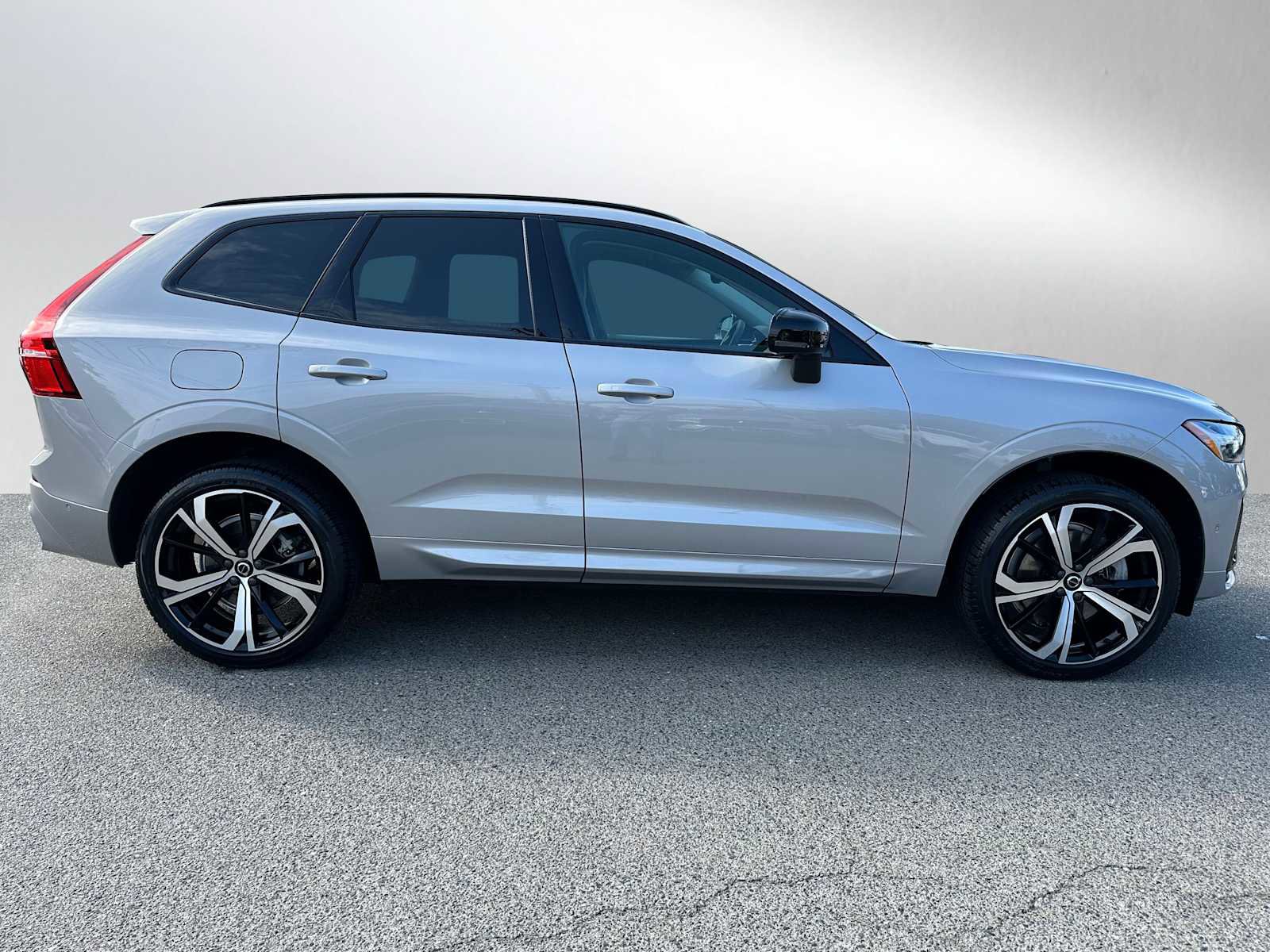 Certified 2023 Volvo XC60 T8 Ultimate w/ Climate Package image 8
