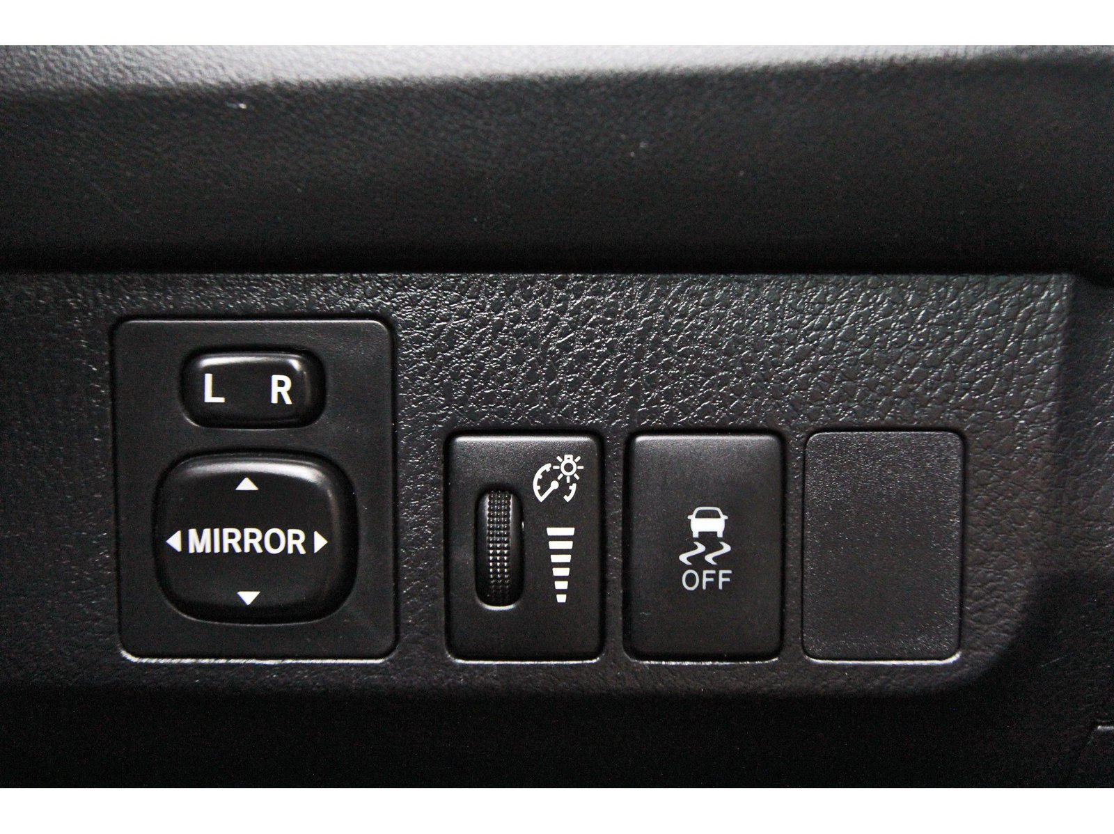 Used 2015 Toyota RAV4 LE FWD image 19