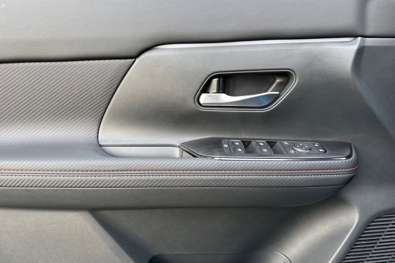New 2026 Nissan Kicks SR image 8