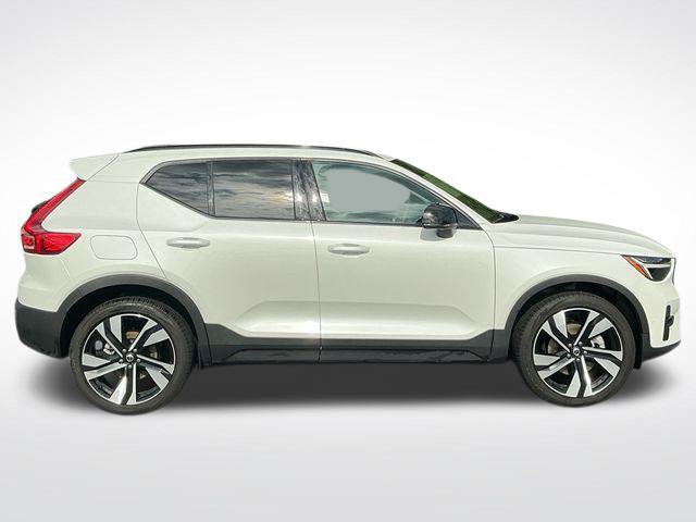 Used 2025 Volvo XC40 B5 Plus AWD/4WD image 6