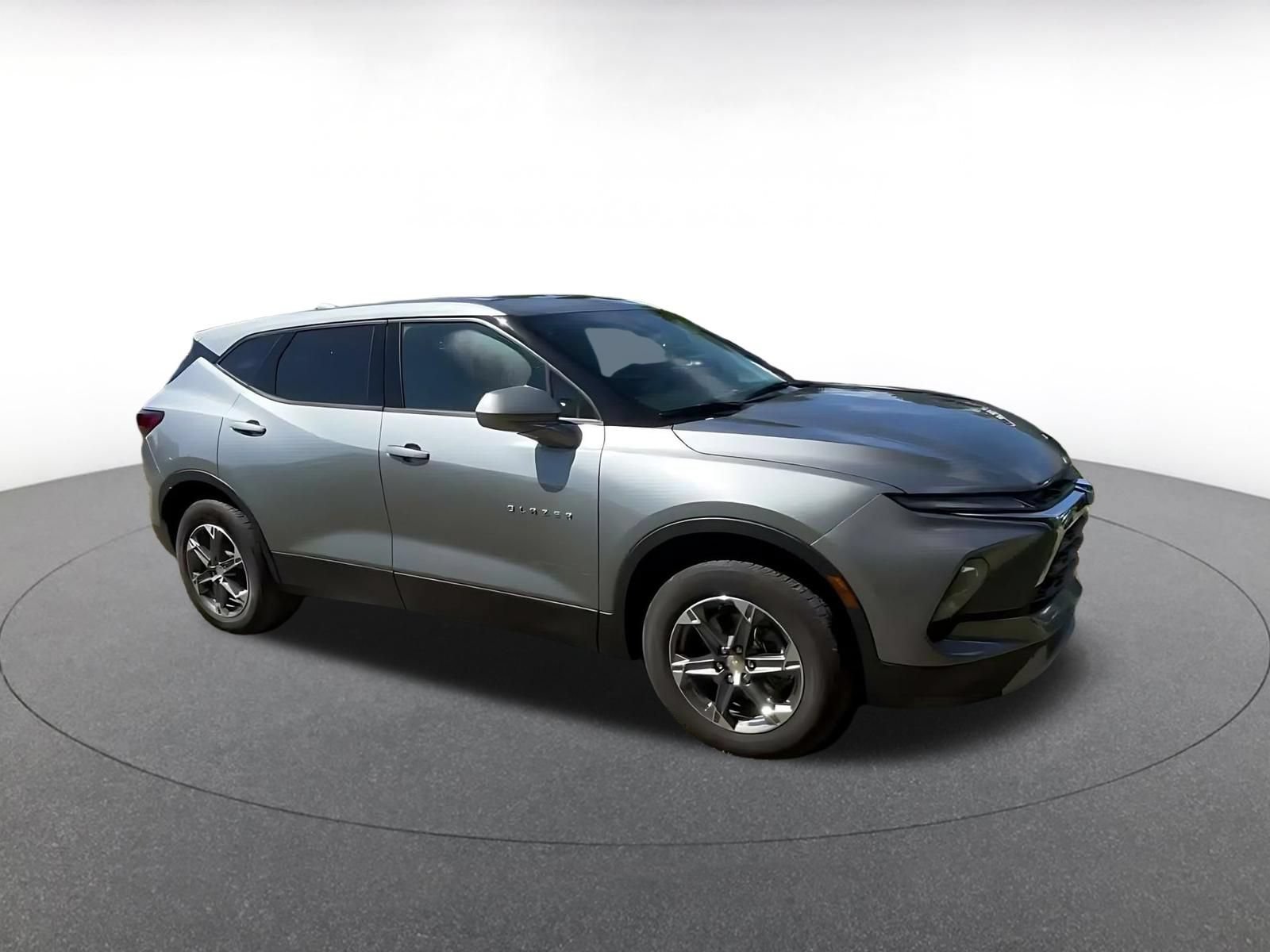 Used 2026 Chevrolet Blazer LT FWD image 2