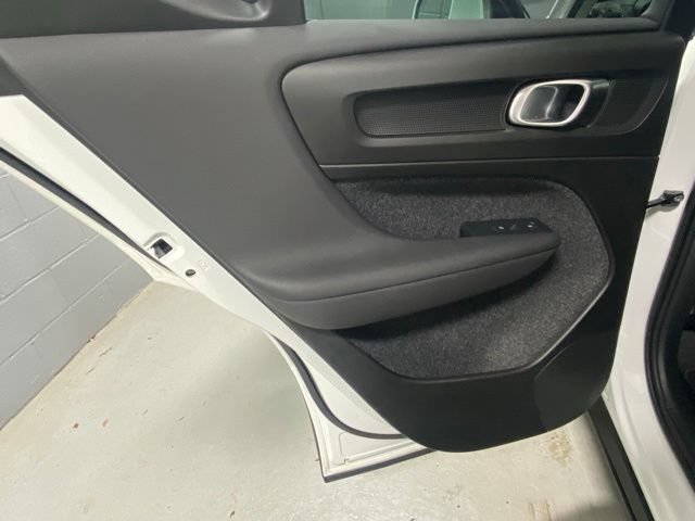 Certified 2025 Volvo XC40 B5 Plus AWD/4WD image 7