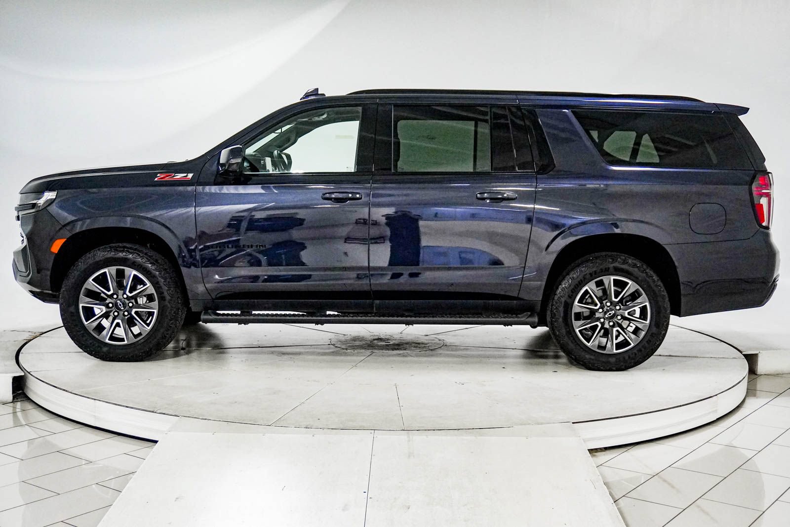 Used 2024 Chevrolet Suburban Z71 w/ Luxury Package AWD/4WD image 4
