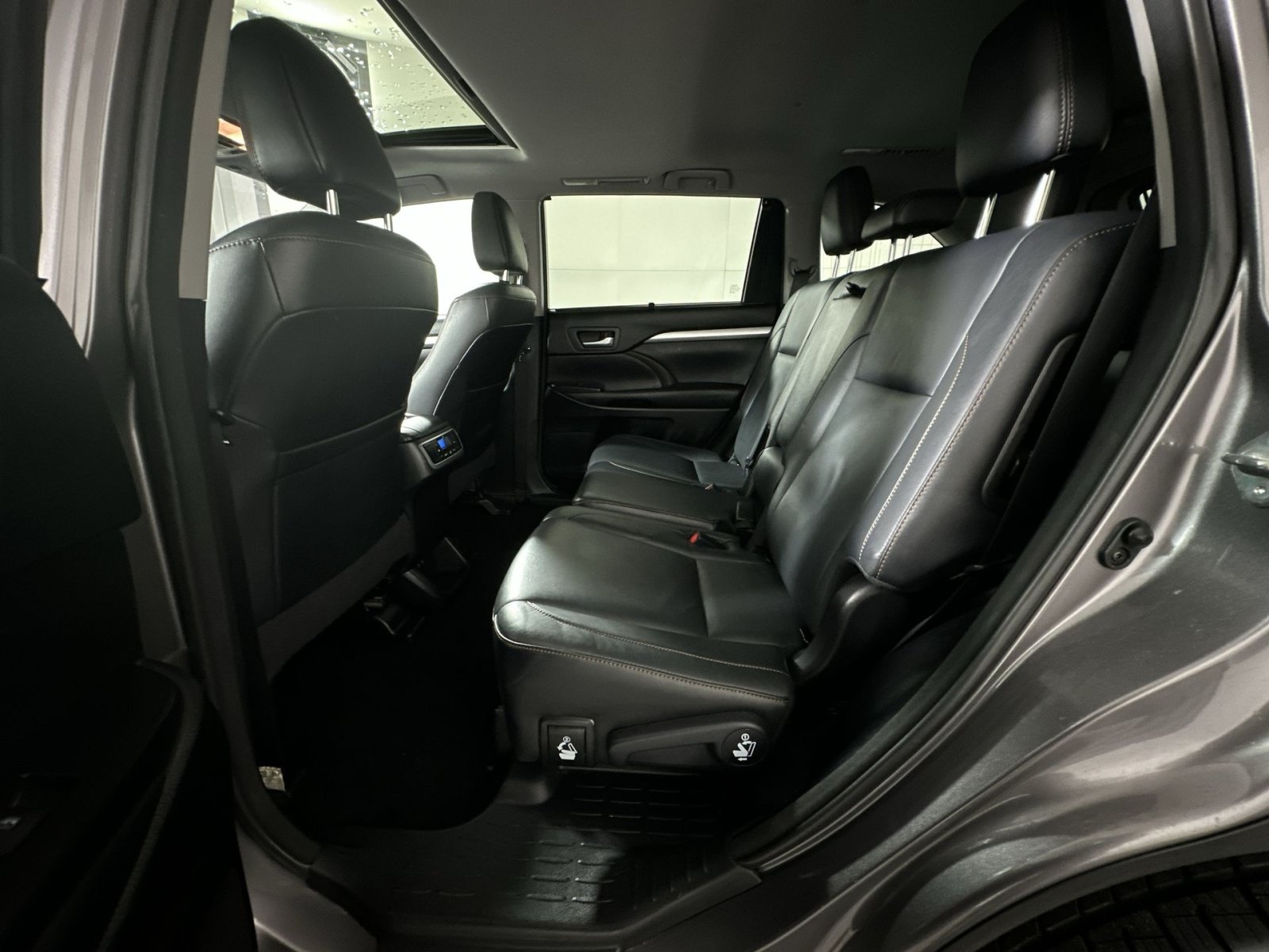Used 2017 Toyota Highlander XLE AWD/4WD image 25