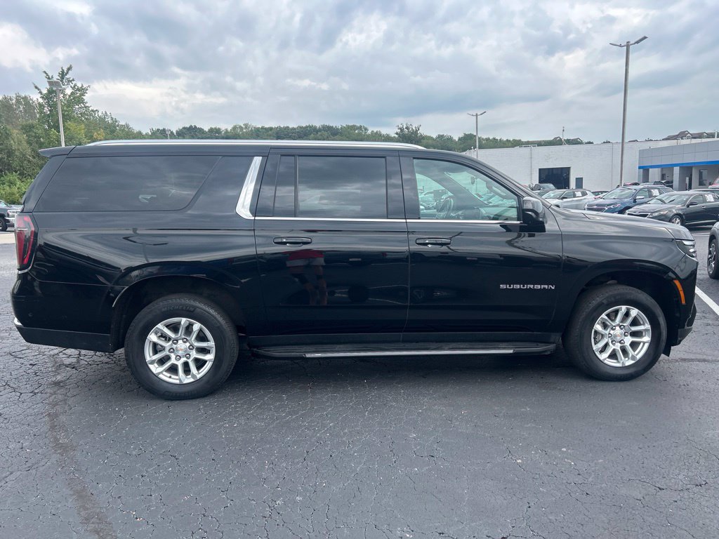 Used 2025 Chevrolet Suburban LT AWD/4WD image 4
