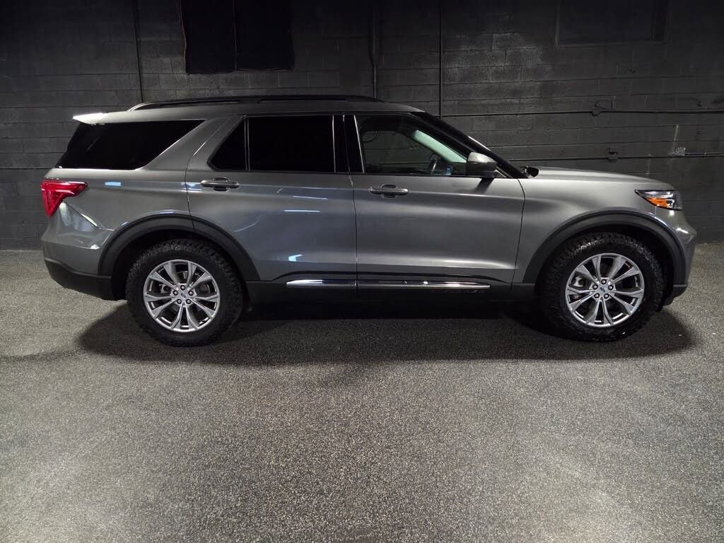 Used 2022 Ford Explorer XLT w/ Equipment Group 202A image 6