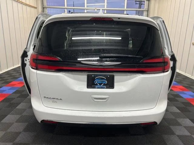 Used 2022 Chrysler Pacifica Touring-L image 11