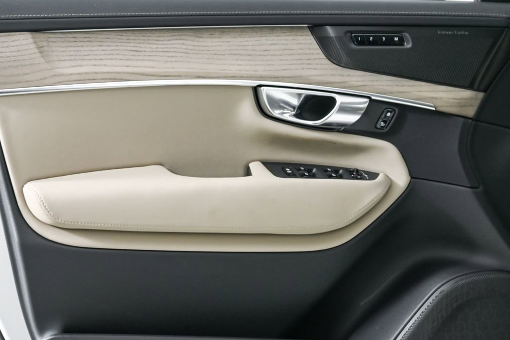 Certified 2025 Volvo XC90 B6 Plus image 8
