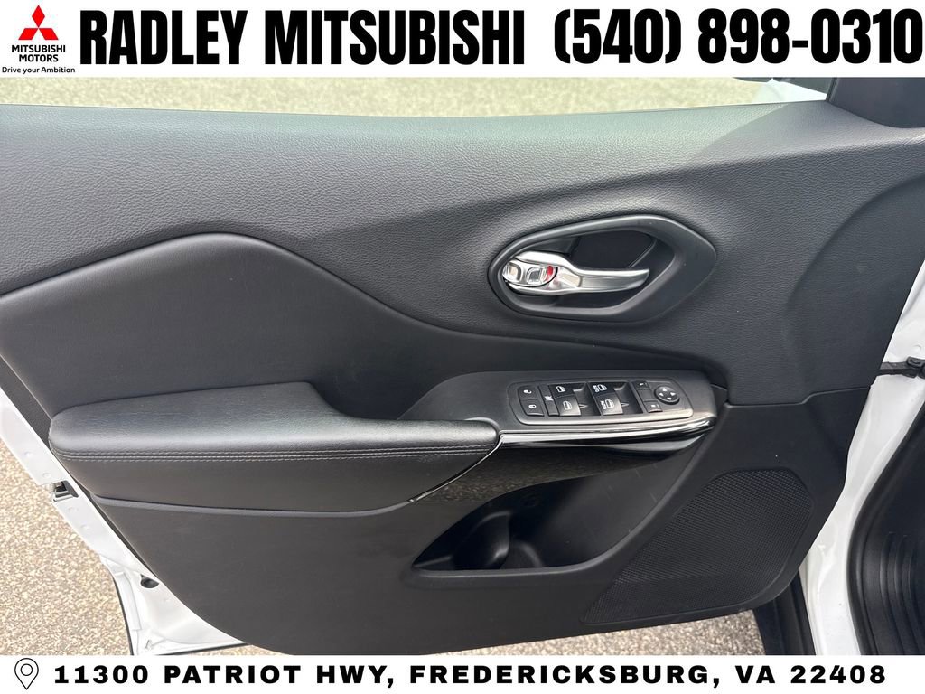 Used 2019 Jeep Cherokee Latitude Plus AWD/4WD image 5