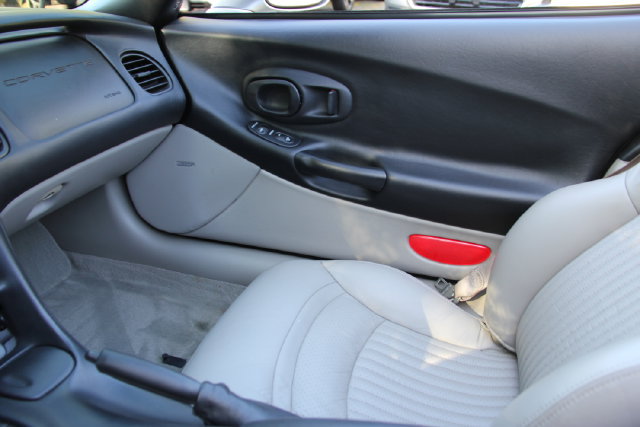 Used 2004 Chevrolet Corvette Convertible w/ Preferred Equipment Group RWD image 27