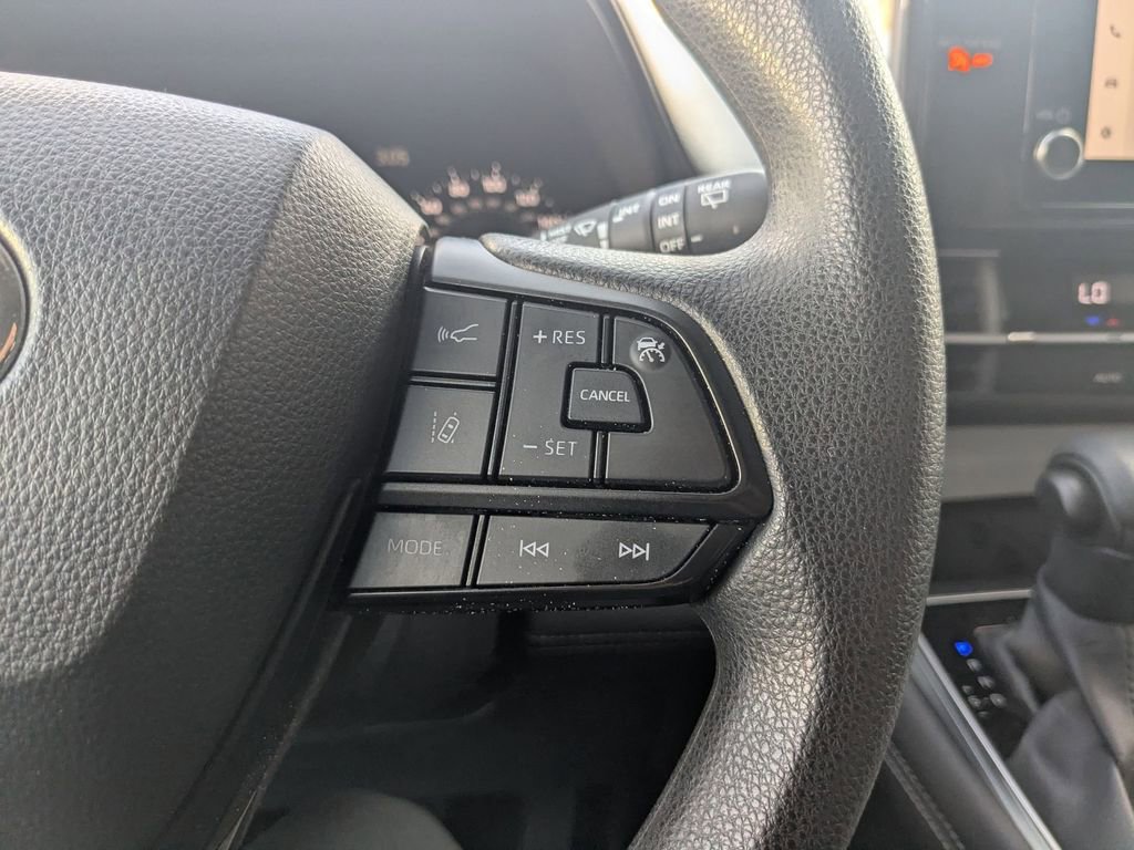 Used 2025 Toyota Sienna LE image 17