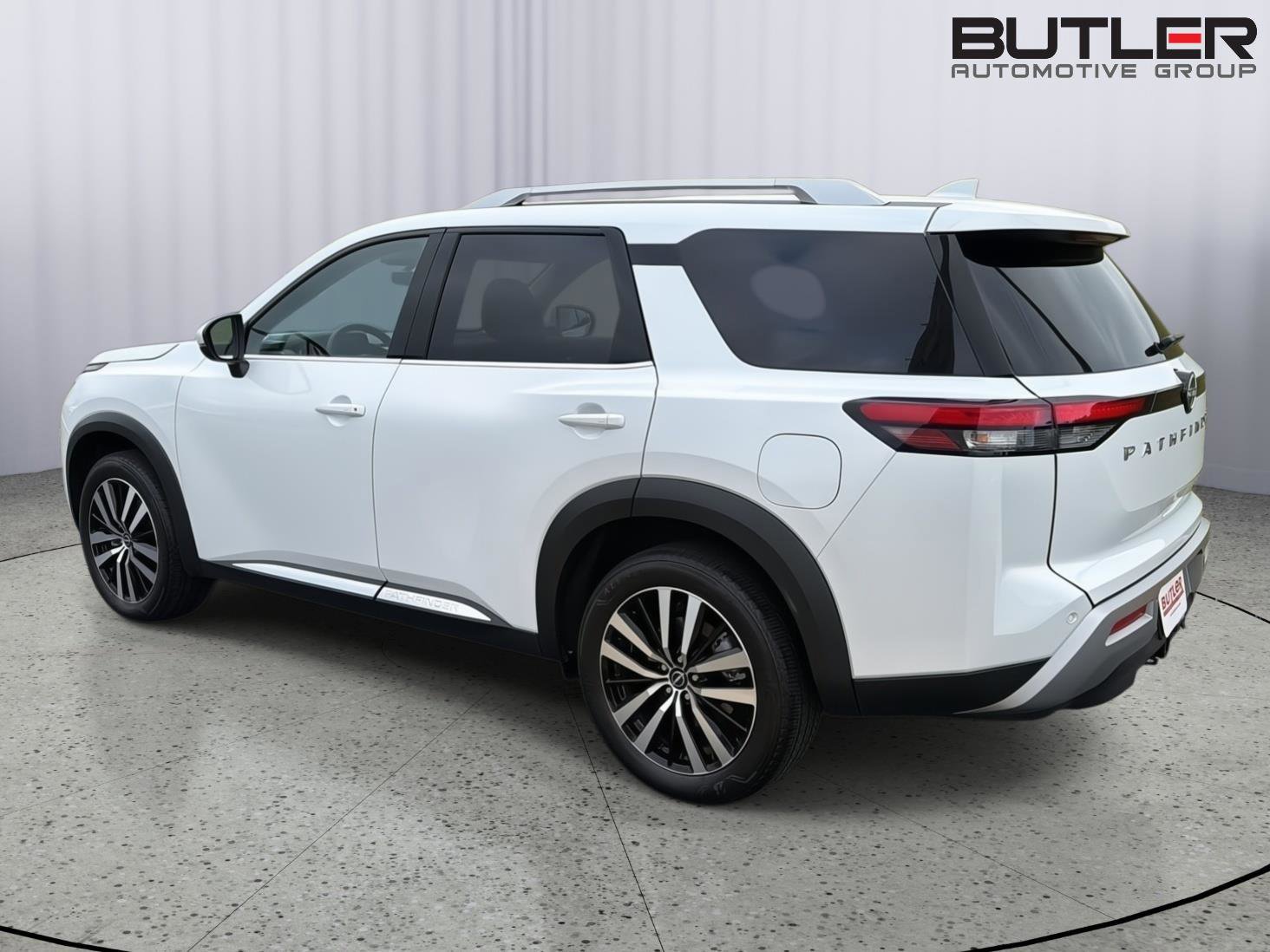 Used 2025 Nissan Pathfinder Platinum FWD image 4